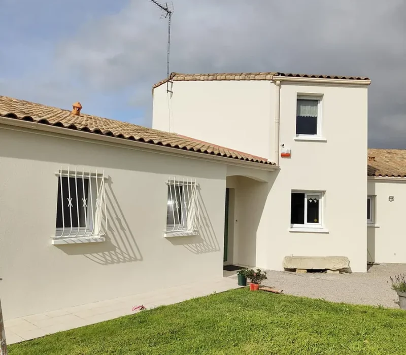 Réalisation de ravalement de façade par TLM Déco Design, peintre décorateur à la Rochelle